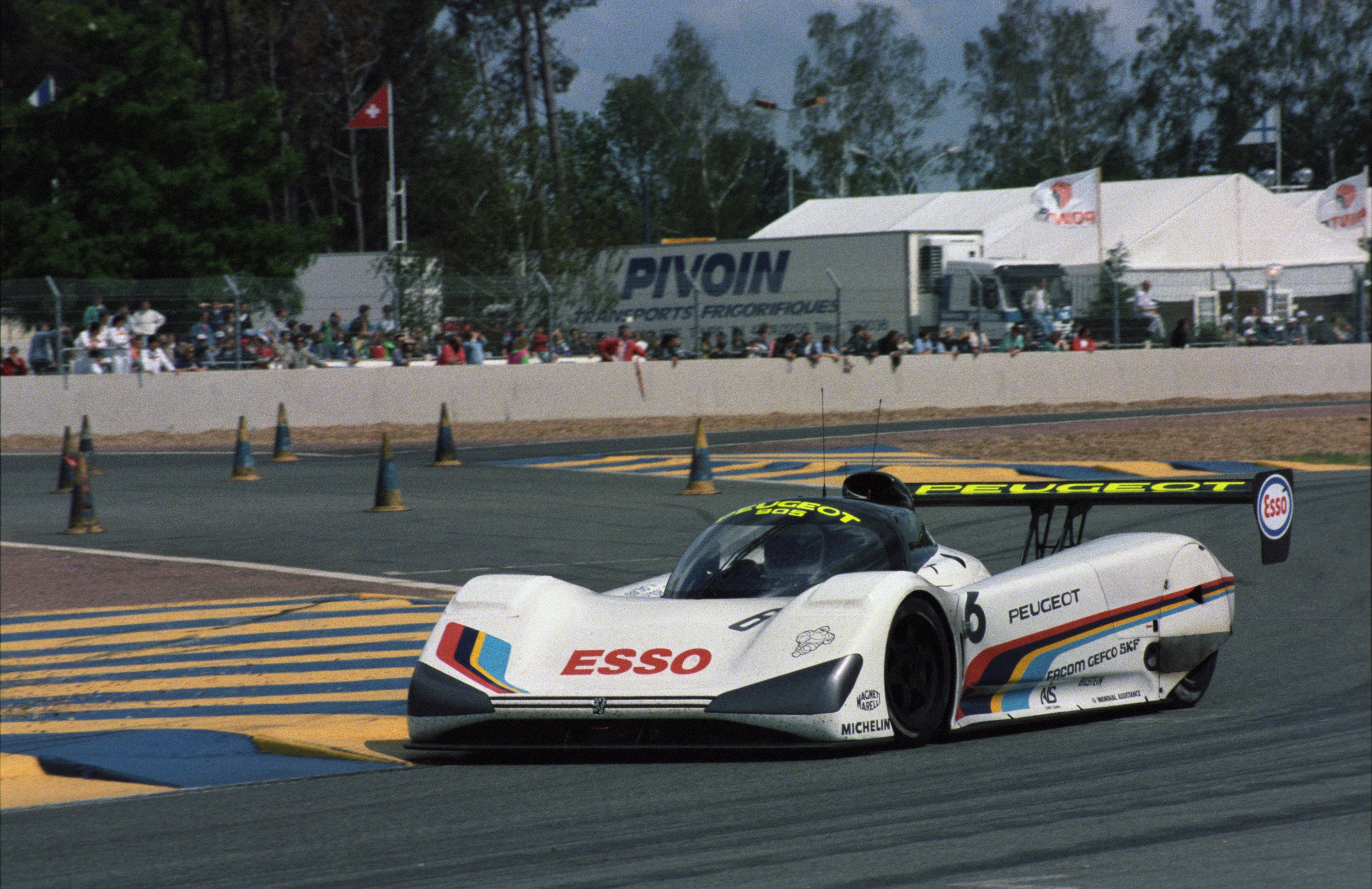 As crazy as it sounds, the pole-sitter was not in pole position! To give the new cars the advantage, the front rows of the starting grid were reserved for cars in compliance with the new WSC regulations.