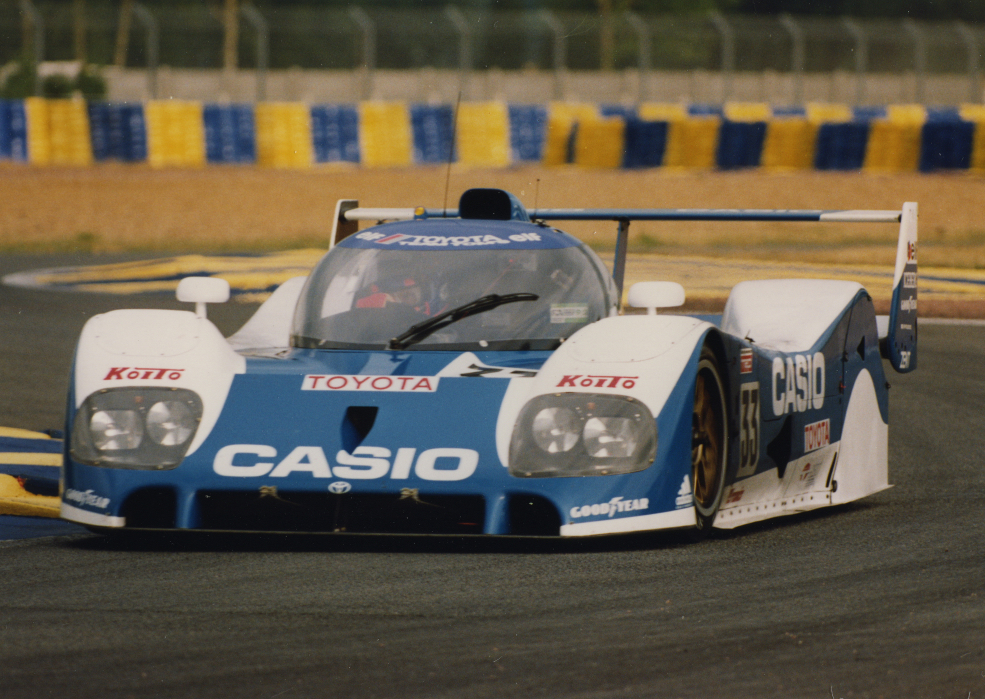 The Toyota TS010, with its finessed rear wheels, developed around 700 hp for 750 kg, similar to the rival Peugeot.